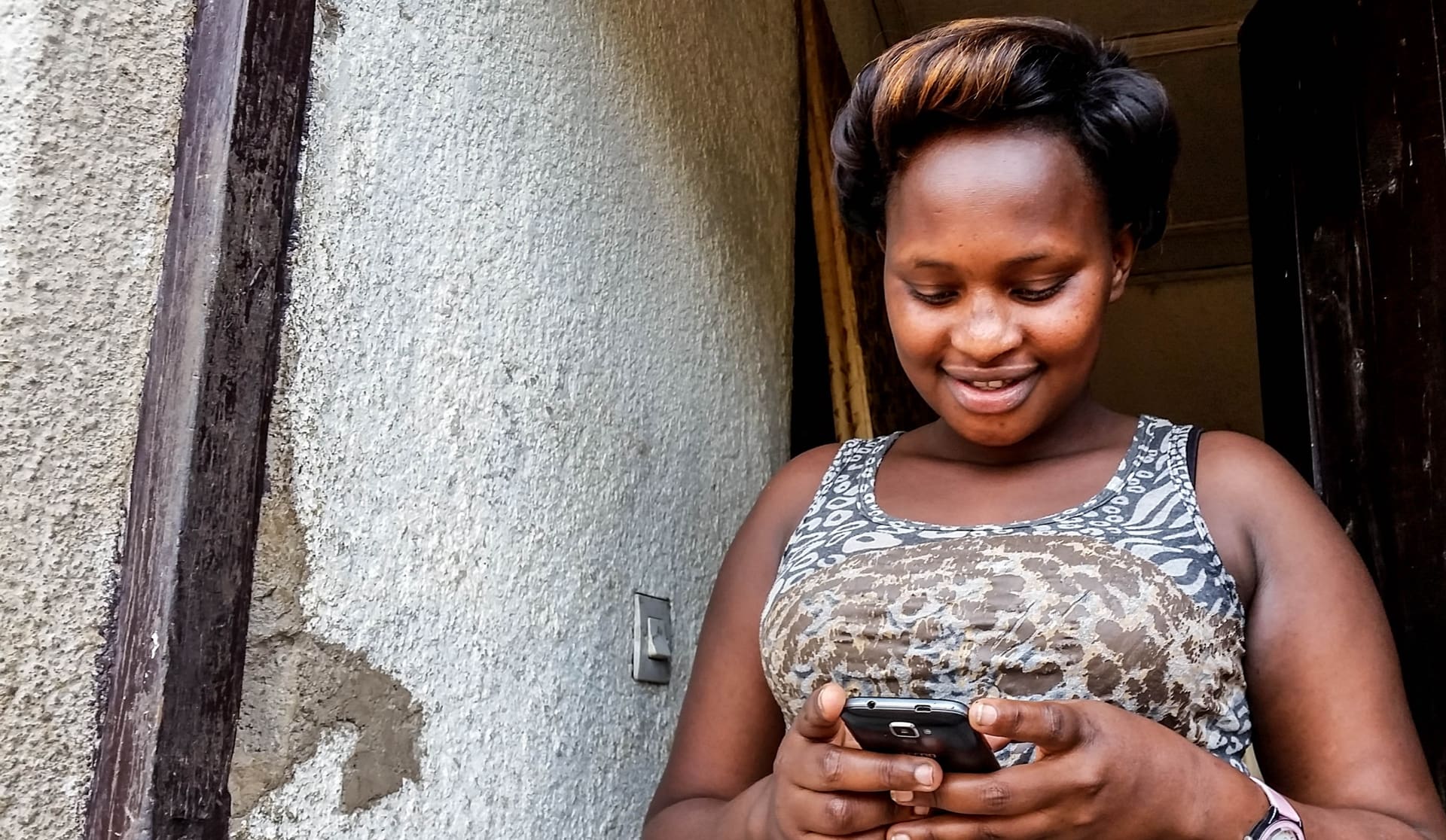 Woman mobile money east africa laterite
