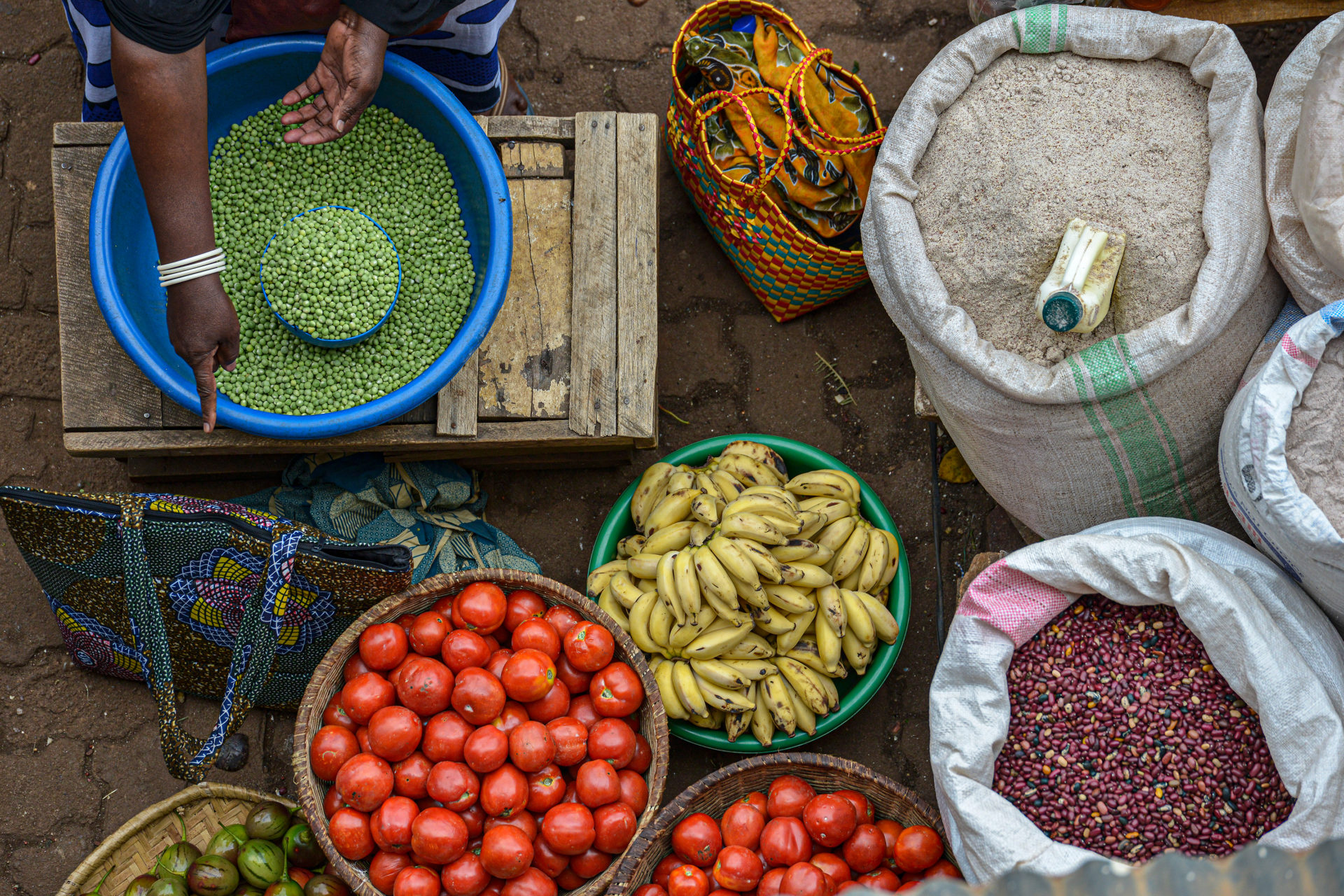 A,woman,selling,fruit,in,the,market,huye,in,rwanda.