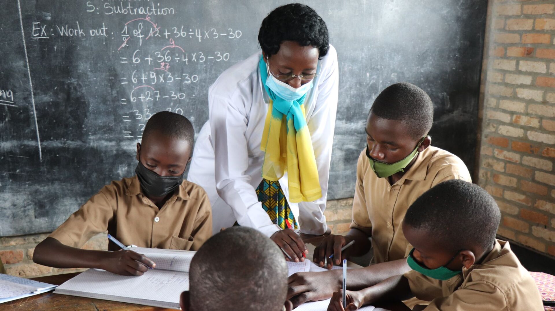 A teacher trained by VVOB as part of Leaders in Teaching organizes her students into groups