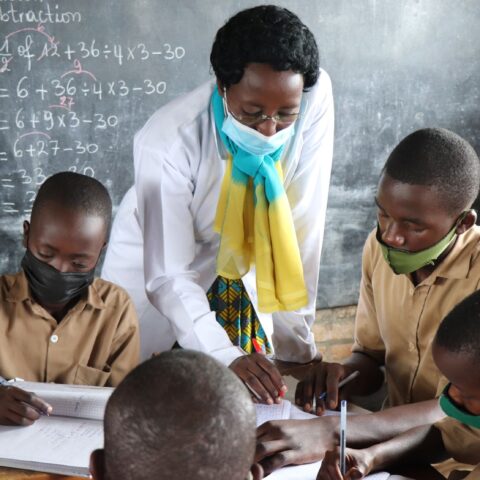A teacher trained by VVOB as part of Leaders in Teaching organizes her students into groups